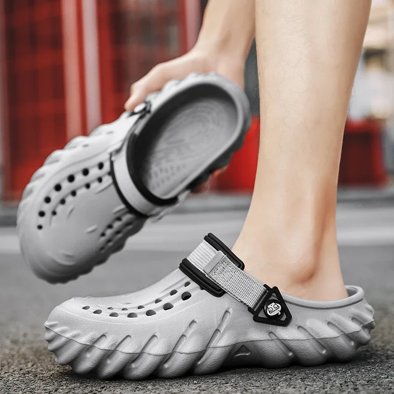 Croc Shoes Мужская обувь 2023 года Новая мода Повседневные пляжные тапочки Baotou EVA Дышащие мягкие тапочки на плоском каблуке Два универсальных мужских тапочки