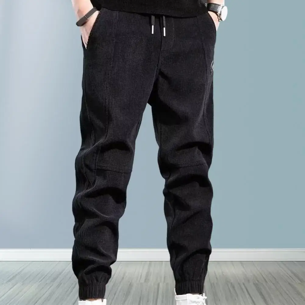 Спортивные штаны с боковым карманом Уютные мужские спортивные штаны на шнурке Теплые плюшевые однотонные брюки с эластичными карманами на талии С лентой на щиколотке
